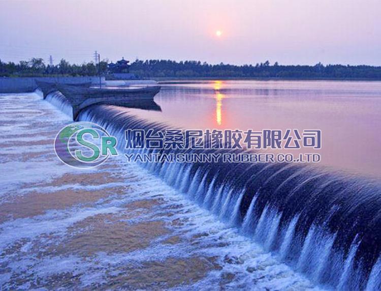 digue en caoutchouc remplie d'eau water filled rubber dam flood control dam