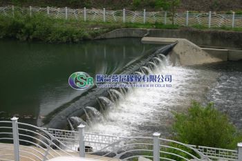 Rivière et construction hydraulique d'un barrage en caoutchouc