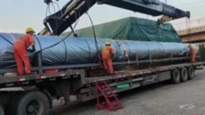 Barrage en caoutchouc ultra long et ensoleillé transporté vers le port pour e...